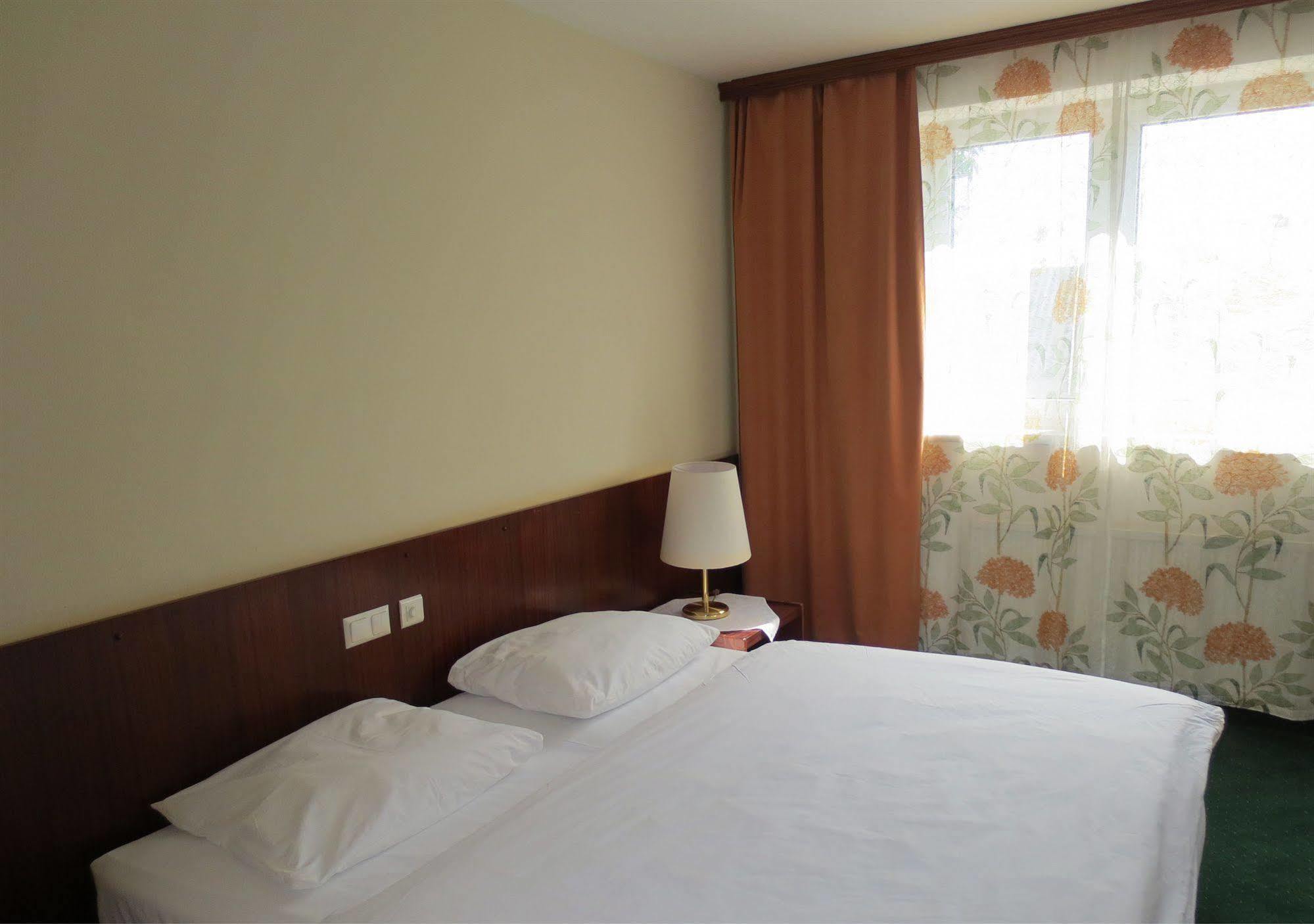 Hotel Zur Post Illmitz Extérieur photo