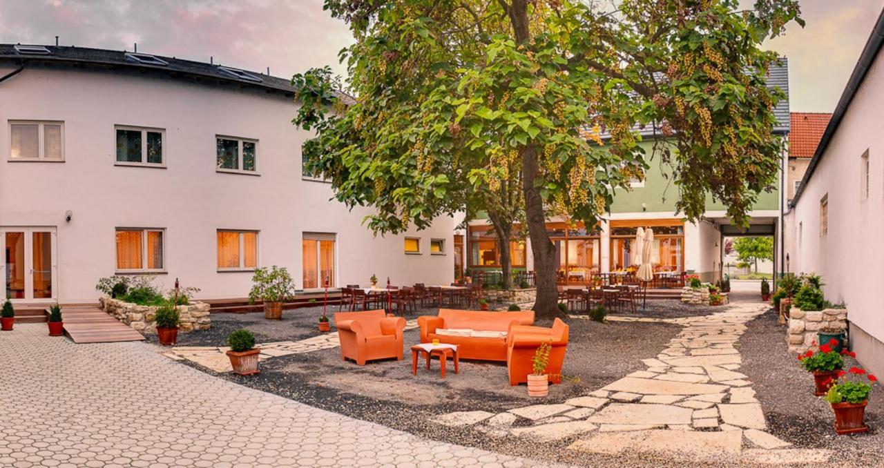 Hotel Zur Post Illmitz Extérieur photo